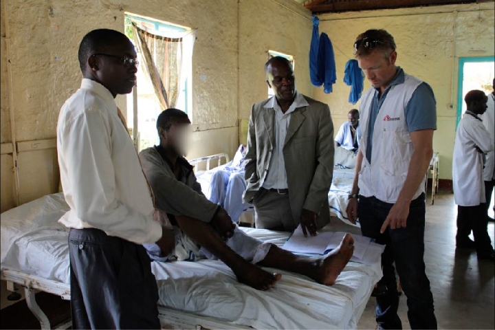 El Dr. Knut Erik Hovda con un paciente durante una intoxicación por metanol en Kenia en 2014. © MSF 