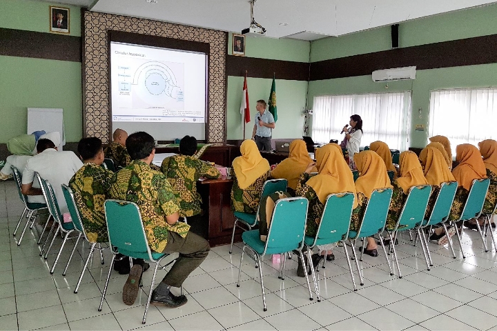 El Dr. Knut Erik Hovda da una charla sobre cómo diagnosticar y tratar a los pacientes que sufren de intoxicación por metanol a médicos y enfermeras en un hospital de Indonesia en 2016. © Kyrre Lind. 